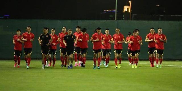 星空sports-关键时刻欧联传出新动向，比利亚雷亚尔临场应变，管理层表态：气氛紧张，资深球员宣示担当的简单介绍-星空sports